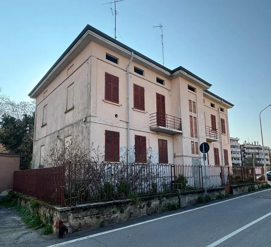 La palazzina di via Cortellona a Mortara prima dei lavori