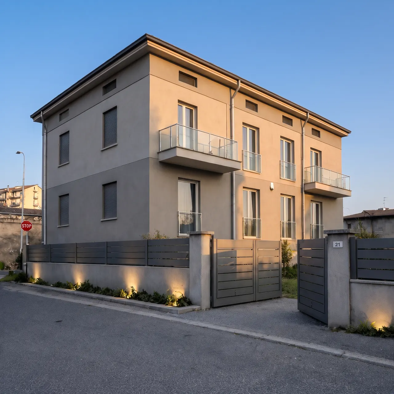 Il retro della palazzina riqualificata con i balconi in vetro, immagine indicativa